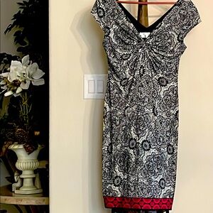 London Times fit & Flared Black and White Sheath Dress EUC ruching v neck SZ 12